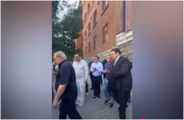 Карен и Нарек Карапетяны вышли из полицейского отделения (видео)